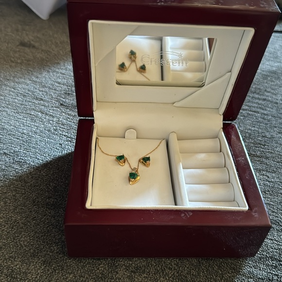 Gold and emerald earrings and necklace. - Picture 4 of 4